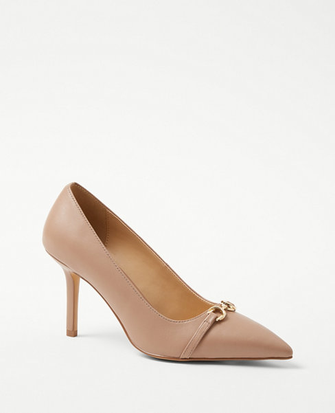 Pointed toe pumps with heels in ecru varnish