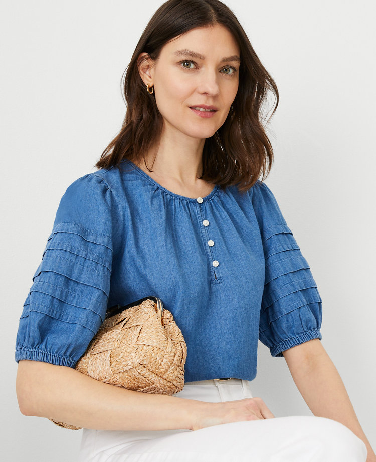 Lace V-Neck Short Sleeve Top in Linen Blend Blue