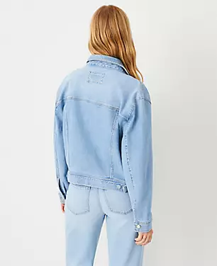 AT Weekend Relaxed Denim Trucker Jacket in Light Vintage Wash carousel Product Image 3