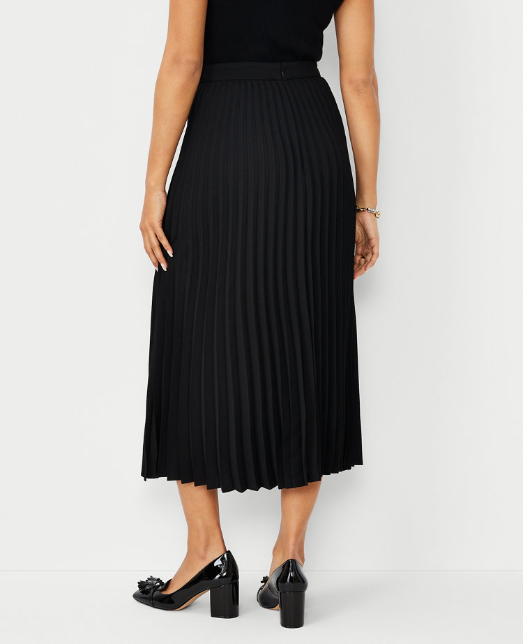 Black pleated outlet skirt with belt