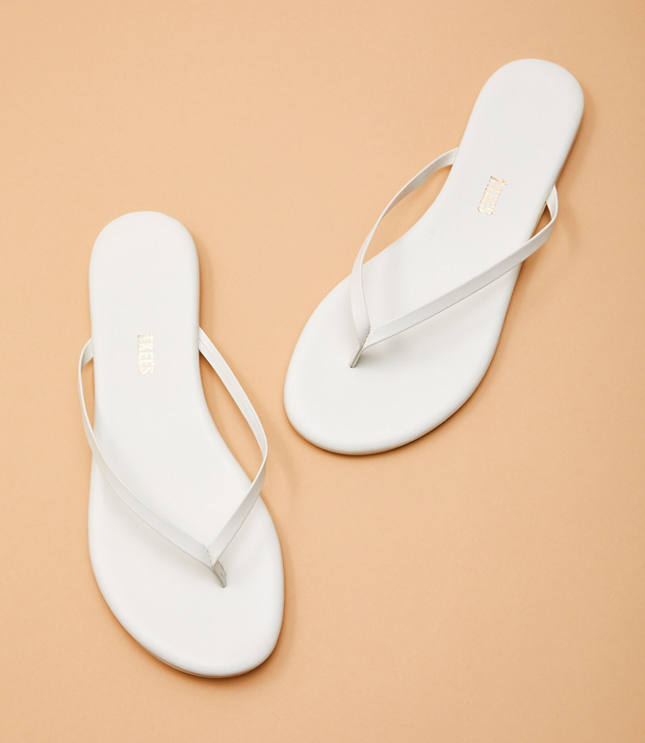 tkees white flip flops