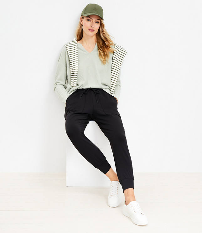 Casual Outfit with Lou and Grey Ponte Travel Legging - Dreaming Loud