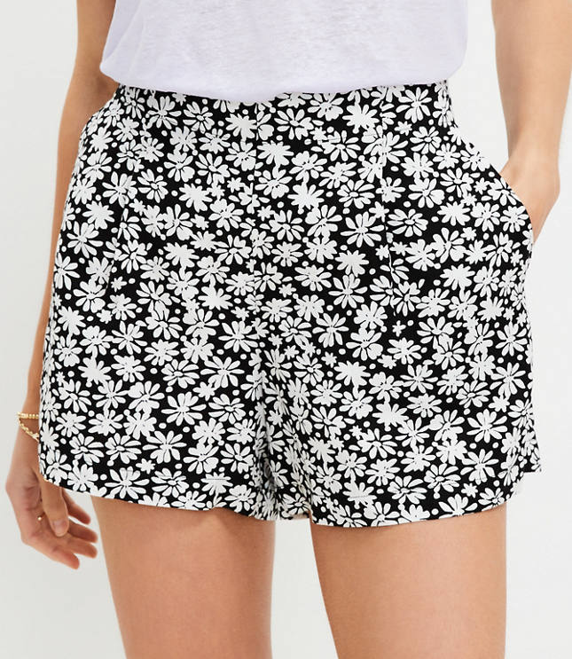 Loft Pleated Pull On Shorts in Daisy