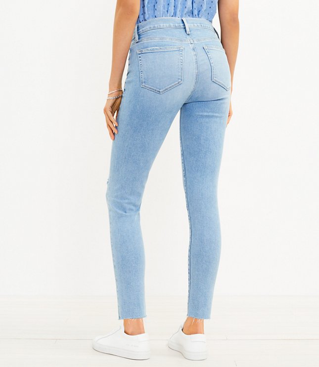 Petite Curvy Frayed Mid Rise Skinny Jeans in Authentic Light Indigo Wash
