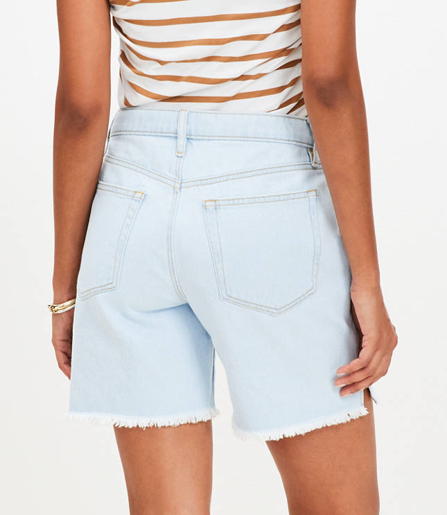 Vented Frayed Boyfriend Shorts in Light Wash Indigo