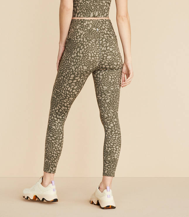 Lou & Grey Animal Print Softsculpt Side Pocket 7/8 Leggings