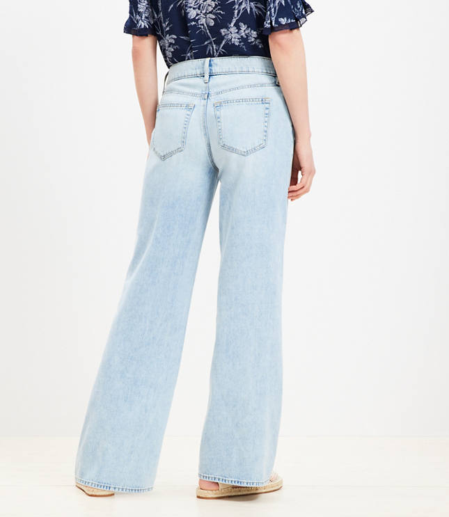 Mid Rise Wide Leg Jeans in Light Wash