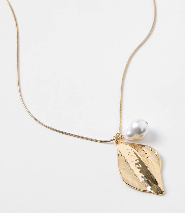 Pearlized Hammered Cluster Pull Tie Necklace