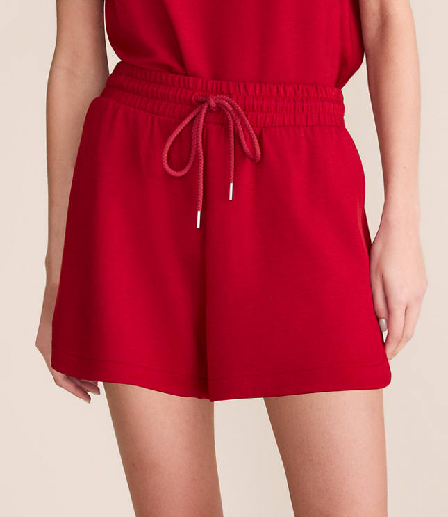 Lou & Grey Lightweight Scubasoft Rounded Hem Shorts carousel Product Image 2